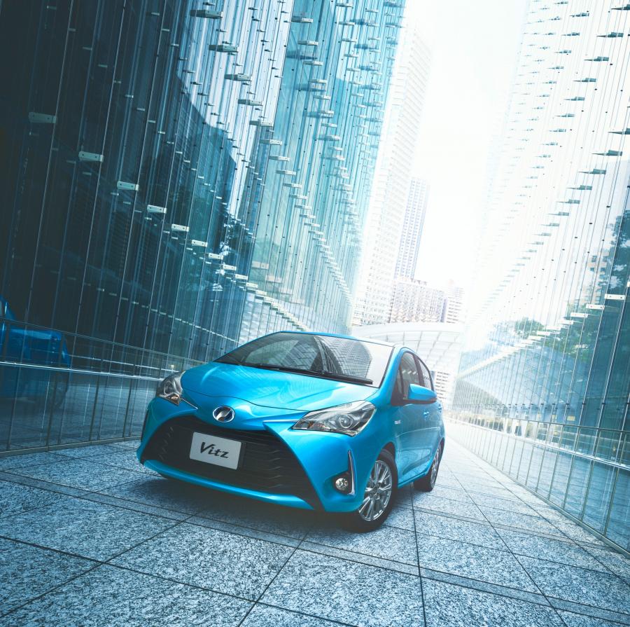  Toyota Vitz Hybrid 2017 года  (фото 6 из 9)